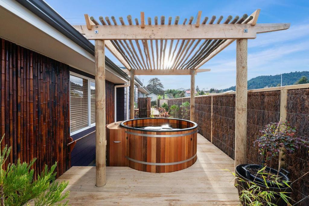 The Purple House - Ohakune Home With Spa Pool Exterior photo