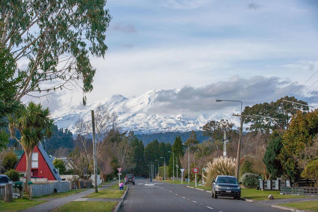 The Purple House - Ohakune Home With Spa Pool Exterior photo